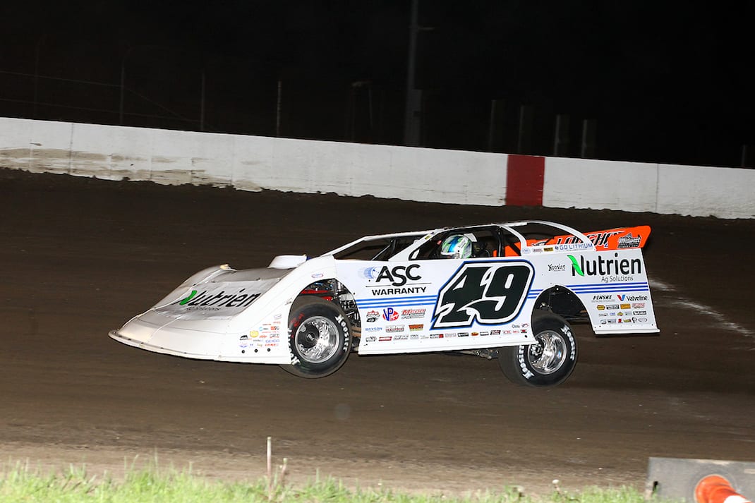 Jonathan Davenport en route to victory at 300 Raceway. (Mike Ruefer photo)