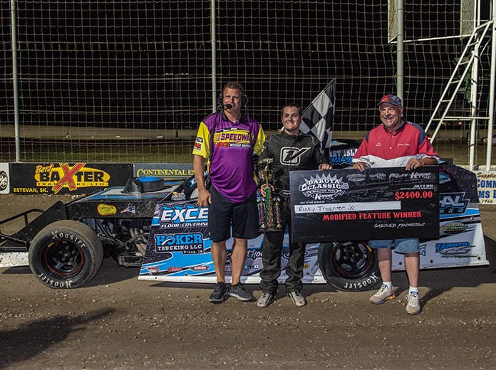 Ricky Thornton Jr. was a double winner Monday night at Estevan Motor Speedway, topping Kupper Chevrolet Dakota Classic Tour features for both the IMCA Modifieds and IMCA Sunoco Stock Cars. (Byron Fichter Photo)