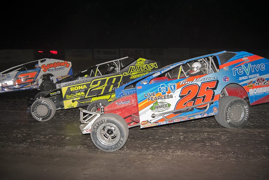 Erick Rudolph (25) en route to victory at Merrittville Speedway. (DIRTcar photo)