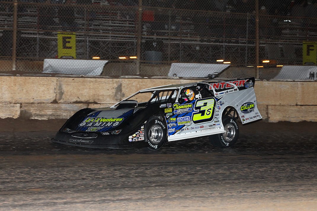 Brian Shirley en route to victory at Arizona Speedway. (Mike Ruefer photo)