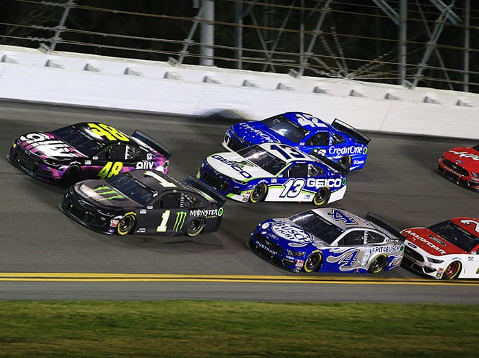 Drivers battle for position during the second Bluegreen Vacations Duel at Daytona Int'l Speedway. (HHP/Jim Fluharty Photo)