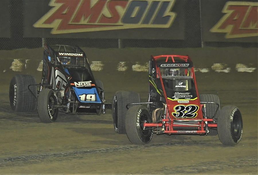 Chase Stockon (32) battles Chris Windom during Saturday's USAC AMSOIL National Sprint Car Series event at Bubba Raceway Park. (Al Steinberg Photo)