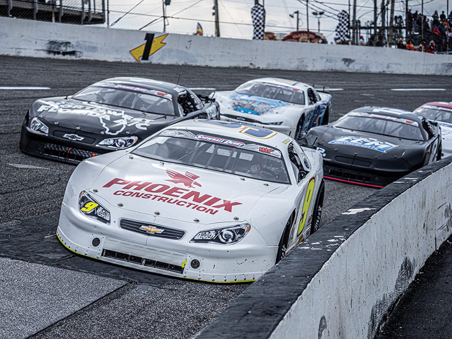 Chase Elliott (9) leads a pack of cars through a turn during the Snowball Derby. (Jason Reasin Photo)