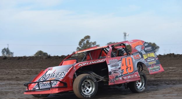 Troy Foulger en route to victory at the Stockton Dirt Track. (Joe Shivak photo)
