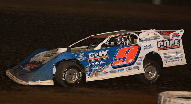 Devin Moran on his way to a Summer Nationals victory at Illinois’ Kankakee County Speedway Thursday night. (Stan Kalwasinski Photo)