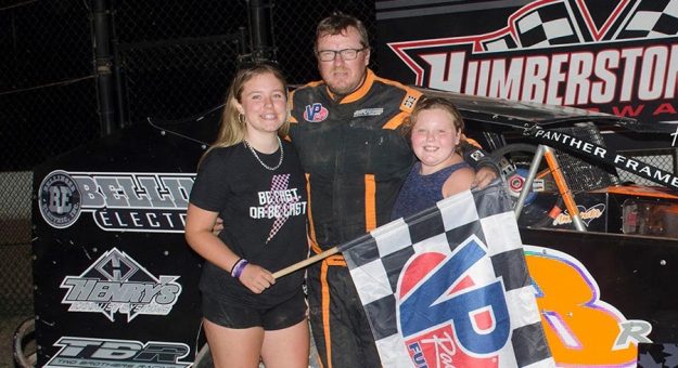 Brad Rouse with his daughters in victory lane on Sunday night at Humberstone Speedway. (Alex and Helen Bruce Photo)