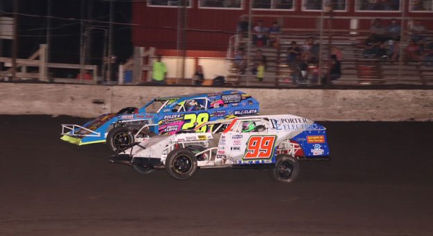 Rodney Standerfer (28) Leads The Modifieds Into The Final Macon Race Night (colton Watkins Photo)