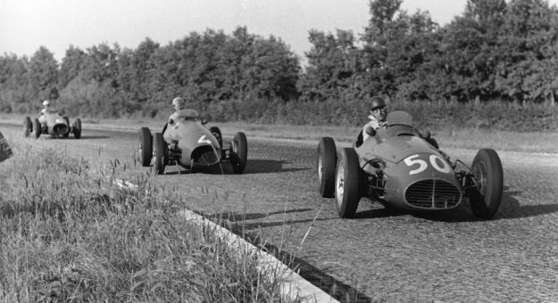 Ascari (n.4) su Ferrari 500 F2 e Farina (n.6) su Ferrari 500 F2 inseguono Fangio (n.50)  Maserati A6GCM.
